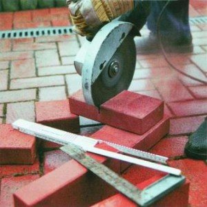 Як і чим розрізати цегла і цегляну стіну самостійно   фото та відео