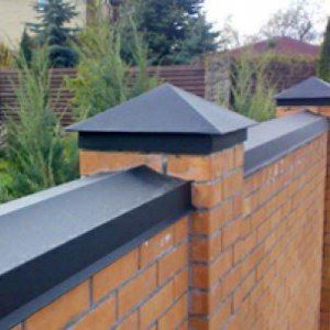 Козирьок на цегляний паркан: монтаж своїми руками Козирьок на цегляний паркан: монтаж своїми руками