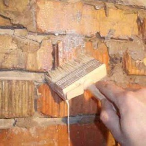 Штукатурка цегляних стін всередині будинку