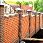 Види цегляних парканів: особливості кладки, догляд, фото і відео