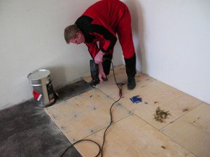 Укладання ковроліну на бетонний, деревяний стать: як стелити на клей і без нього