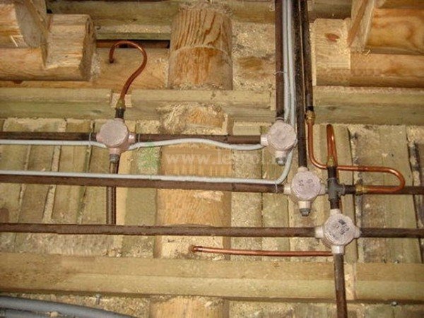 Як зробити приховану проводку в деревяному будинку