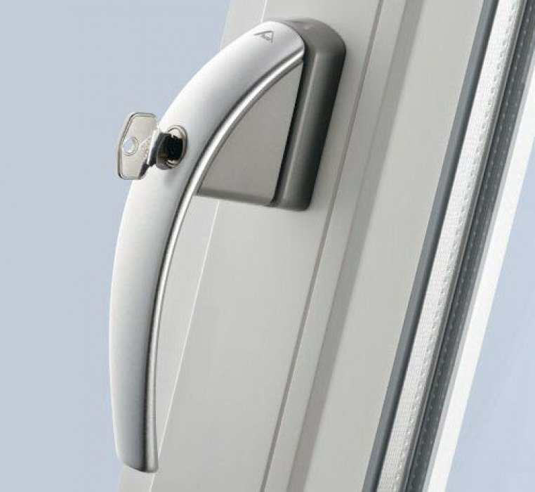 Захист для дітей на пластикових вікнах: ручки, замок і решітка Захист для дітей на пластикових вікнах: ручки, замок і решітка