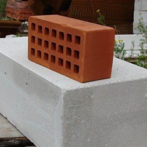 Порівняння цегляних і бетонних стін: які краще, фото і відео