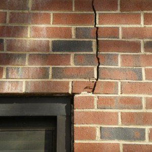 Як і чим зміцнити стіни цегляного будинку: відео інструкція