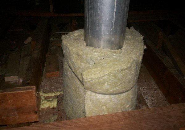 Чим можна ізолювати піч від деревяної стіни?