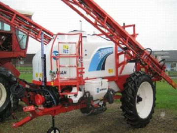 Причіпний обприскувач Баргам для поля   німецький розпил і італійське управління