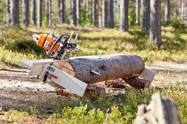 Розпилювання колоди на дошки з допомогою бензопили Розпилювання колоди на дошки з допомогою бензопили