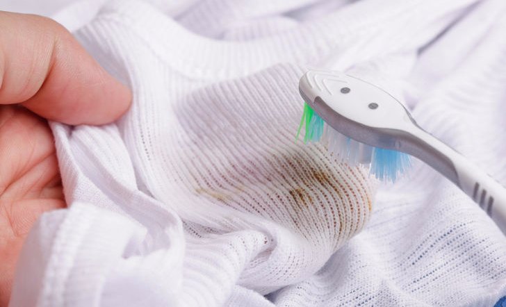 Як відіпрати жирне пляма на одязі, ніж відіпрати жир з білої і кольорової тканини