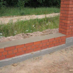 Паркан з профнастилу та цегли: як зробити своїми руками