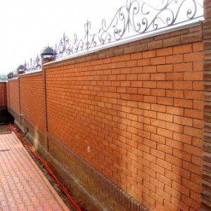 З якого цегли і який побудувати паркан З якого цегли і який побудувати паркан
