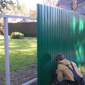 Будівництво паркану з профнастила c цегляними стовпчиками своїми руками