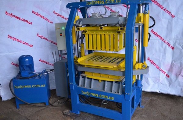 Промислове та саморобне обладнання для виробництва шлакоблоків Промислове та саморобне обладнання для виробництва шлакоблоків