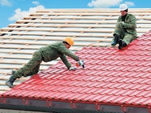 Укладання металочерепиці на двосхилий дах: інструкція по монтажу, схеми, фото і відео