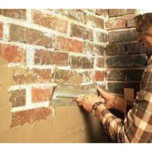 Штукатурка цегляних стін всередині будинку