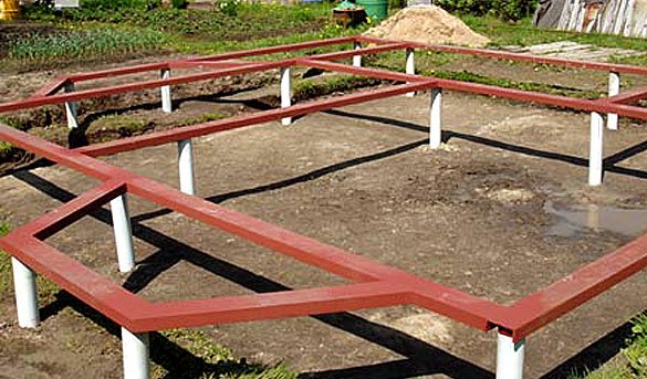 Який фундамент підібрати під будинок з піноблоків?