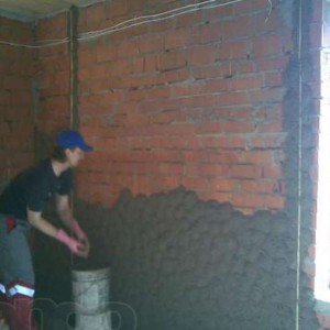 Штукатурка цегляних стін всередині будинку