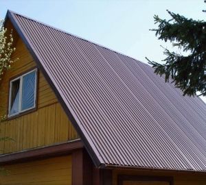 Укладання профнастилу на двосхилий дах: інструкція по монтажу, схеми, фото і відео