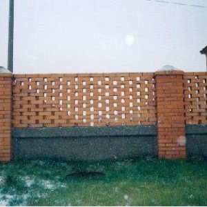 Види цегляних парканів: особливості кладки, догляд, фото і відео