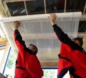 Укладання профнастилу на двосхилий дах: інструкція по монтажу, схеми, фото і відео