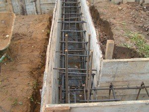 Як залити стрічковий фундамент самостійно відео