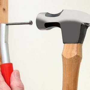 Як забити цвях в цегляну стіну Як забити цвях в цегляну стіну