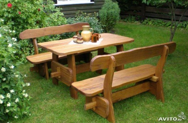 Які переваги має деревяні меблі для дачі?