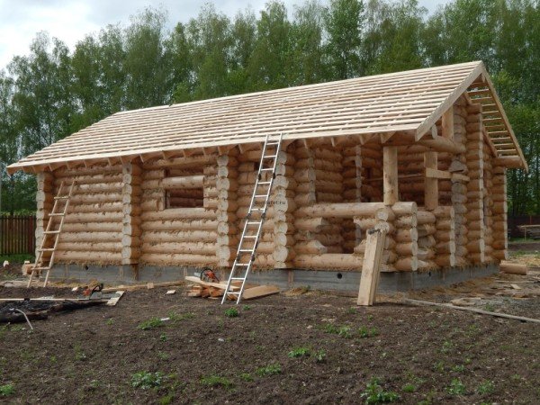 Різноманітна рубка в чашу деревяних зрубів