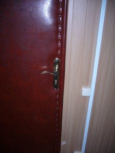 Як утеплити вхідні деревяні двері своїми руками і чим утеплювати