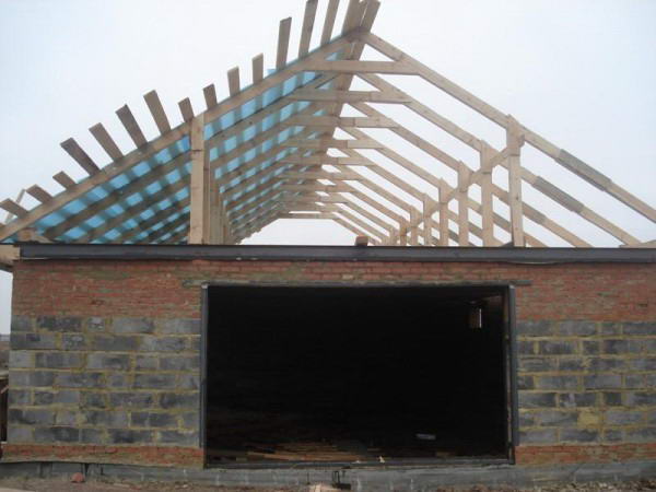 Як правильно зробити двосхилий дах для гаража своїми руками — покрокове відео та фото