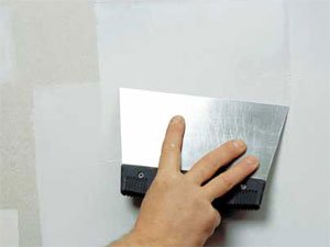 Підготовка стін до поклейки шпалер, шпаклівка і грунтовка стін під шпалери