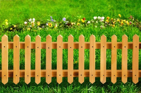 Будівництво декоративного паркану з дерева Будівництво декоративного паркану з дерева