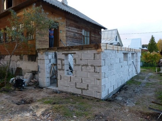 Як створювати прибудови до деревяного будинку з піноблоків?