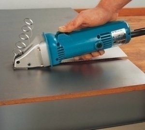 Укладання профнастилу на двосхилий дах: інструкція по монтажу, схеми, фото і відео