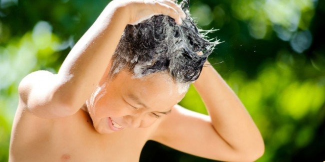 На допомогу прийде шампунь від гнид і вошей — Лікуємо педикульоз ефективно