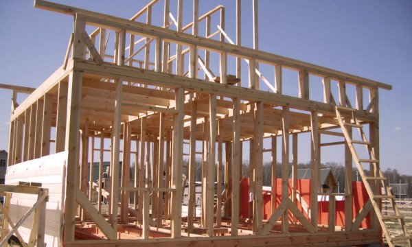 Зведення каркасного будинку своїми руками: покрокова інструкція та матеріали