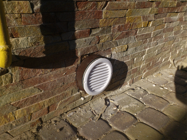 Як влаштована вентиляція підпілля в деревяному будинку?