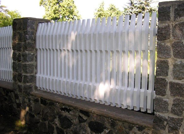 Будівництво декоративного паркану з дерева Будівництво декоративного паркану з дерева