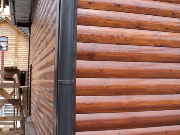 Особливості обробки деревяного будинку зовні