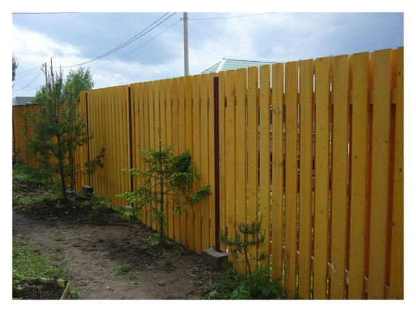 Переваги, недоліки і різновиди красивих парканів з дерева Переваги, недоліки і різновиди красивих парканів з дерева