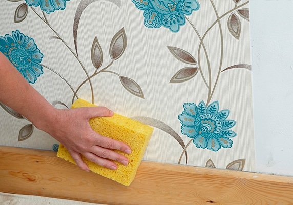 Що робити якщо на шпалерах залишаються повітряні бульбашки