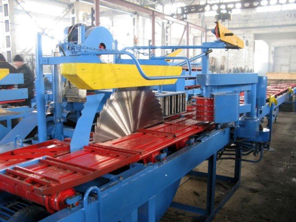 Як зробити розпилювання деревини на стрічковій пилорамі?