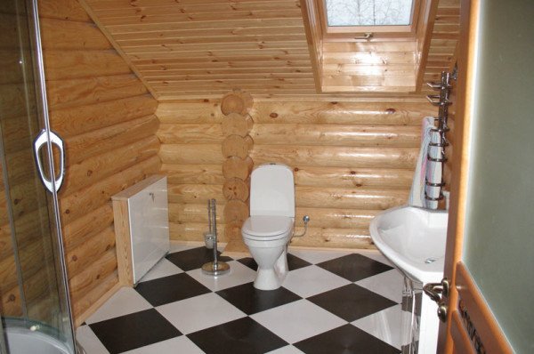 Як зробити санвузол у деревяному будинку своїми руками