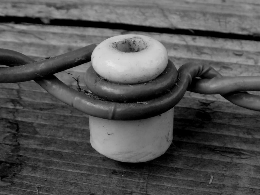 Як зробити електропроводку в деревяному будинку своїми руками