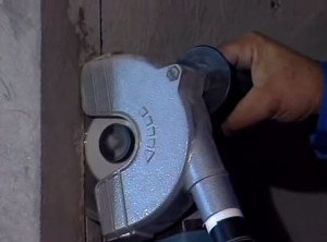 Як правильно руйнувати бетонну і цегляну стіну під проводку