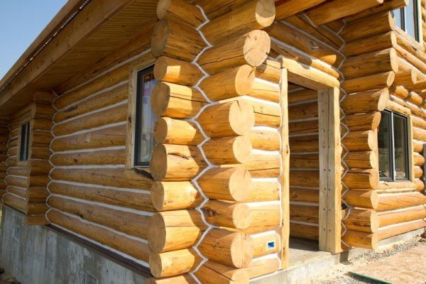 Вибір матеріалу для конопатки деревяного будинку і техніка її виконання