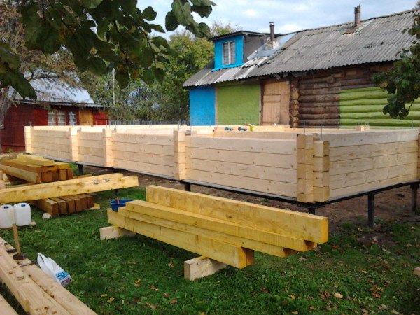 Як виконується обвязка гвинтових паль брусом своїми руками? Як виконується обвязка гвинтових паль брусом своїми руками?