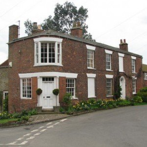 Як облицювати деревяний будинок цеглою своїми руками