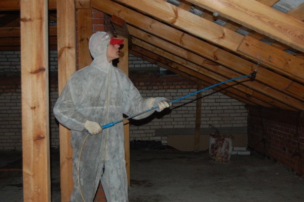 Чим можна обробити деревяний будинок зовні і всередині?