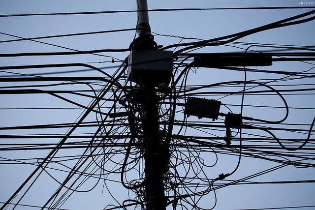 Як зробити електропроводку в деревяному будинку своїми руками